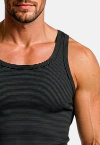 Zwart-wit gestreept mouwloos shirt met een ronde halslijn; strak ontwerp benadrukt de spierdefinitie en heeft dunne schouderbandjes.