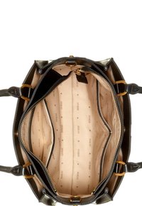 Borsa nera con una forma strutturata, hardware dorato e un interno beige chiaro con un motivo ripetuto "GUESS". Include diversi scomparti.