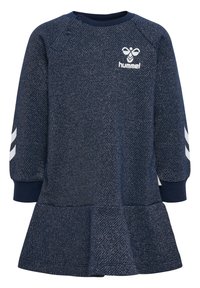 Granatowa sukienka z teksturowanym splotem, z falbanami na dole i bia�łymi paskami na rękawach. Małe logo marki na piersi.