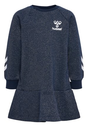 Granatowa sukienka z teksturowanym splotem, z falbanami na dole i białymi paskami na rękawach. Małe logo marki na piersi.