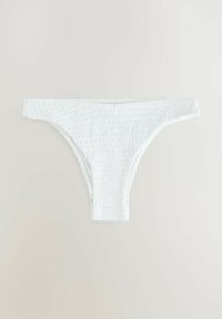 Tanga blanca con un patrón texturizado y fruncido. Presenta un diseño de tiro bajo y una cinturilla elástica plana.