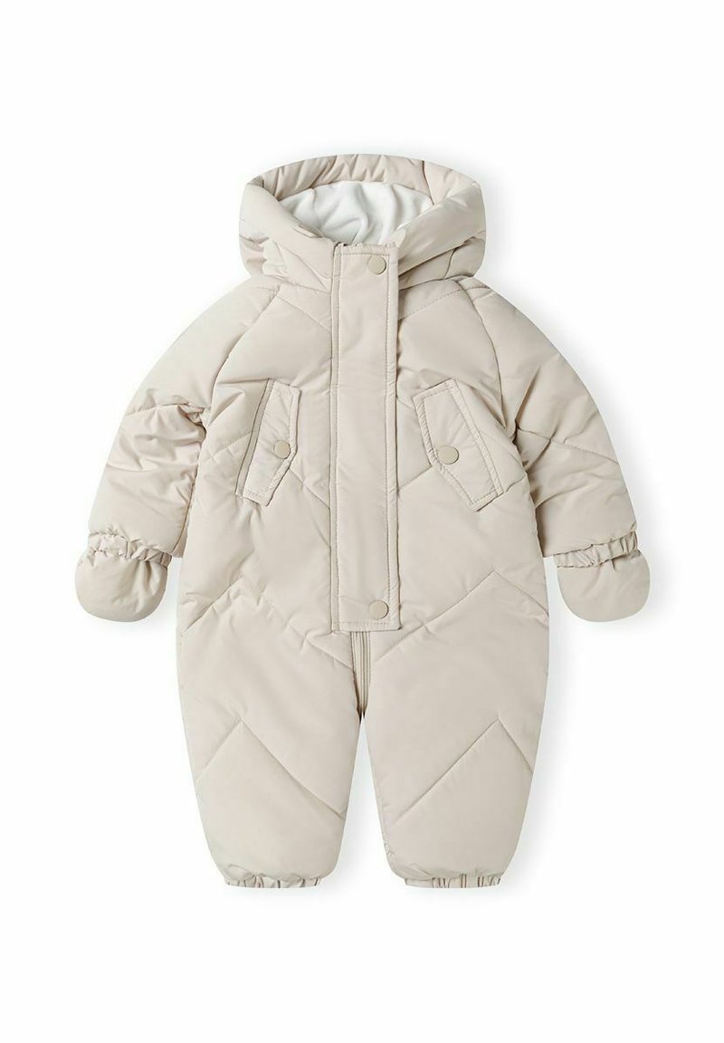Overall bej cu umplutură, dotat cu glugă, cu închidere prin butoane în față, două buzunare frontale și manșoane elastice pentru căldură și confort.