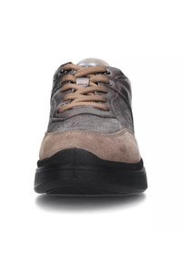 Sneaker in suede marrone e mesh con suola in gomma nera, caratterizzata da lacci beige e dettagli in metallo argentato, vista frontale che mette in risalto le texture lisce.