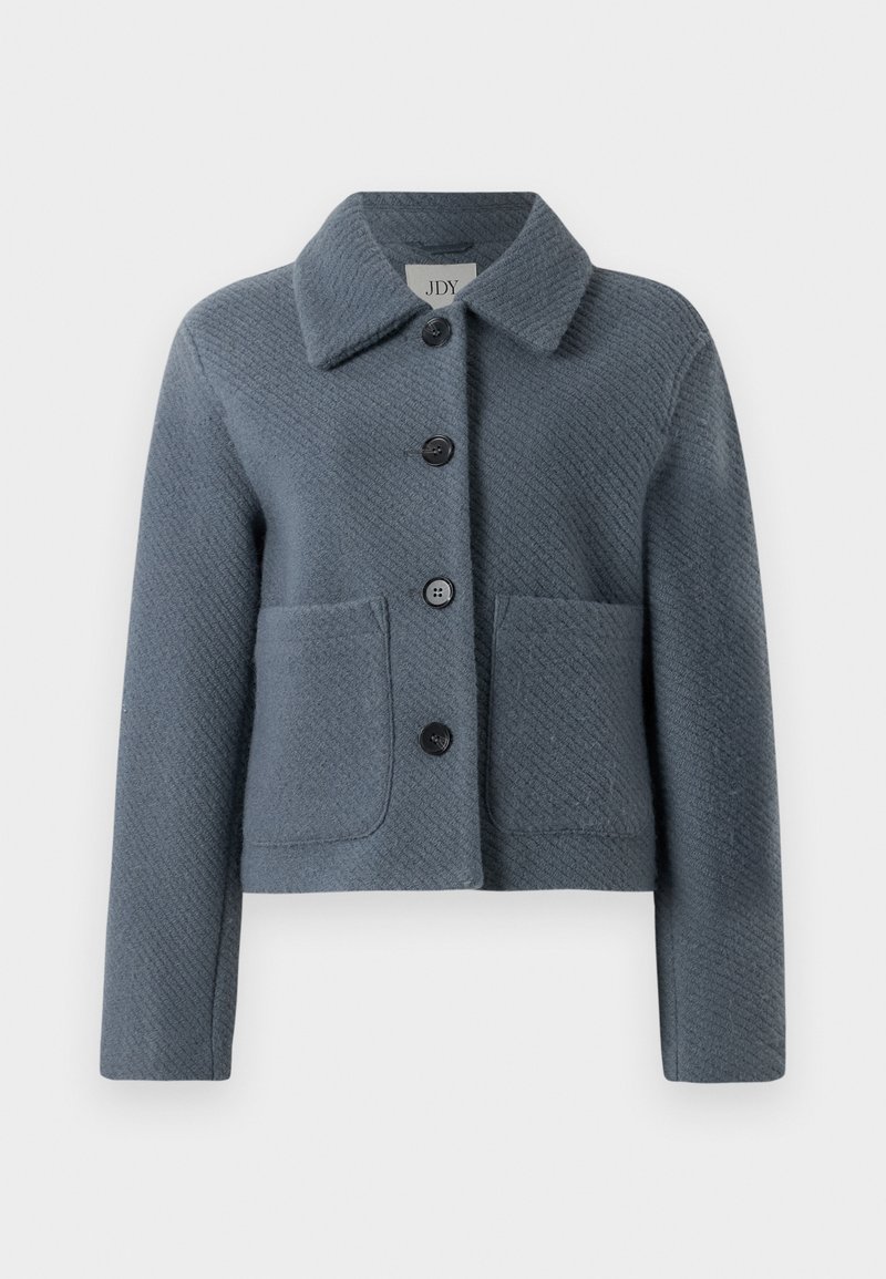 Blau-graue, strukturierte Wolljacke mit breitem Kragen, Knopfverschluss vorne und zwei großen aufgesetzten Taschen, vor einem weißen Hintergrund präsentiert.