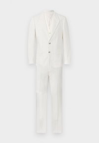 Άσπλο ανδρικό κοστούμι με σακάκι δύο κουμπιών και με άνοιγμα νίκης, σετ με ταιριαστό παντελόνι σε απλό λευκό φόντο.