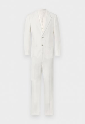 Abito da uomo bianco a due bottoni con giacca a rever a lancia e pantaloni abbinati su sfondo bianco uniforme.