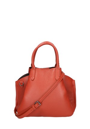 Rode leren handtas met een gestructureerd ontwerp, dubbele handvatten en een verstelbare schouderband. Gestructureerd oppervlak met minimale hardware details.