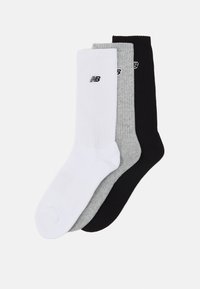 Pakke med tre stripete sokker i hvit, grå og svart, med en liten svart New Balance-logo på hver sokk.