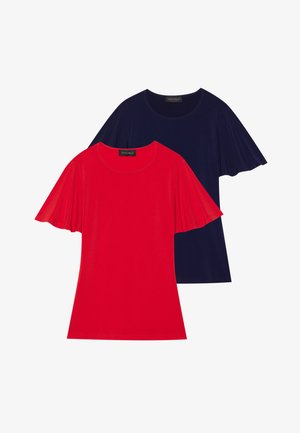 Piros és tengerészkék pólók rövid fodros ujjal, kerek nyakkivágással és puha textúrával. Minden pólónak egyszerű, klasszikus dizájnja van.