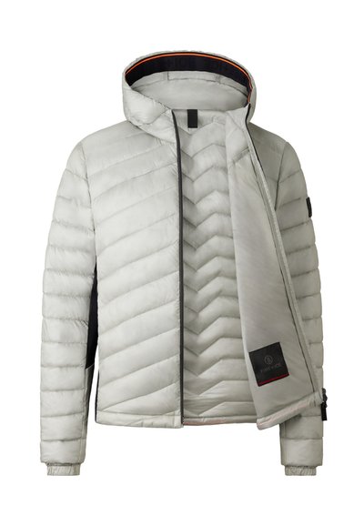 Helle graue Steppjacke mit Chevron-Steppung, einem Reißverschluss vorne und einer Kapuze. Sie verfügt über ein kontrastierendes Innenfutter und ein Markenlabel am Ärmel.