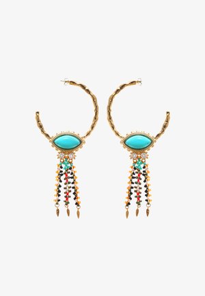 Boucles d'oreilles créoles en or avec un centre ovale en turquoise, ornées de perles multicolores et d'accents pendants aux textures variées.