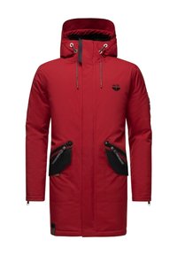 Červená parka s kapucí, černé zipové kapsy, nastavitelná šňůrka, černé logo na prsou a hladký, voděodolný povrch.