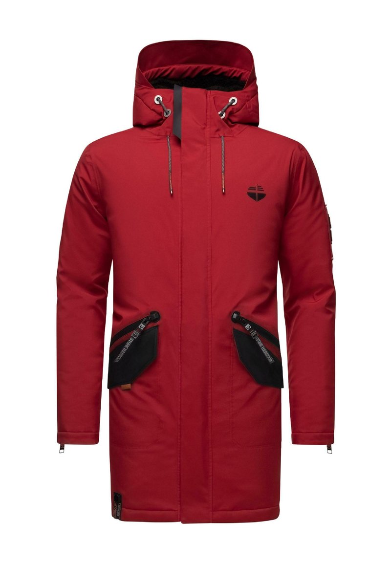 Červená parka s kapucí, černé zipové kapsy, nastavitelná šňůrka, černé logo na prsou a hladký, voděodolný povrch.