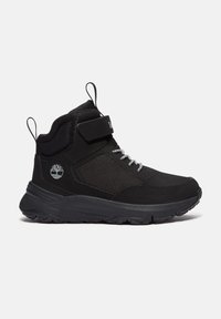 Sort højt sneakers med mesh paneler, grå snørebånd, velcrorem, trækflapper og mærkelogo på siden og tungen.