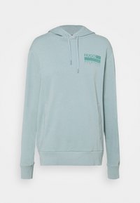 Sudadera azul claro con un bolsillo frontal, capucha con cordones y logo impreso en el pecho. Fabricada con un tejido suave y texturizado.