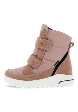 Rosa wasserdichte Stiefel mit einer Mischung aus glattem Stoff und Wildleder. Verfügt über Klettverschlüsse, einen gepolsterten Schaft und eine strukturierte weiße Gummisohle.
