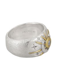 Sølvtekstureret ring med solmotiv i guld og en lille klar sten i midten. Glat inderside, rund form.