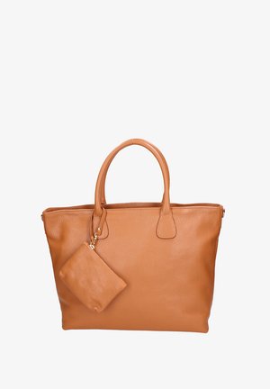 Borsa tote in pelle marrone con texture, dotata di due manici e chiusura con zip, accompagnata da una piccola pochette coordinata, entrambe con bordi lisci.
