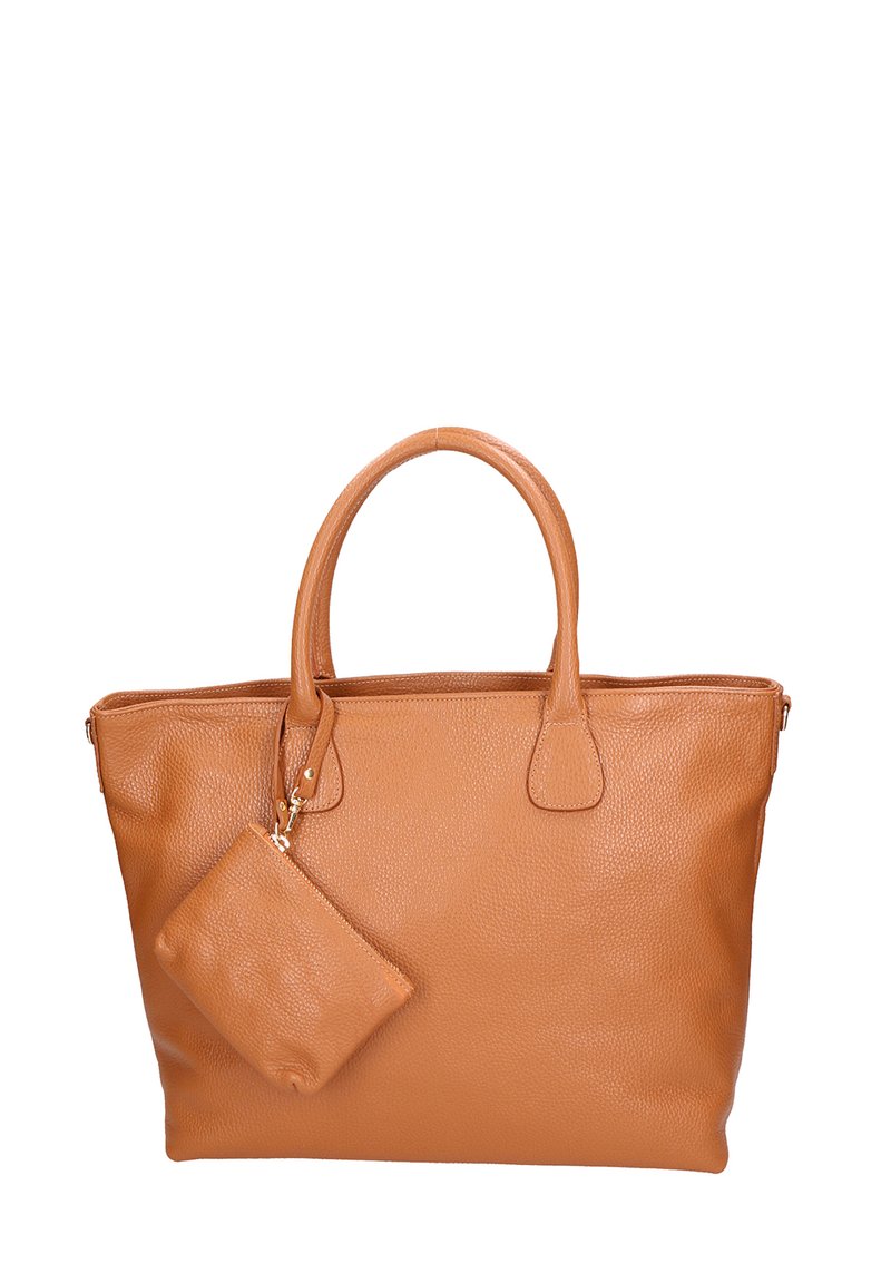 Borsa tote in pelle marrone con texture, dotata di due manici e chiusura con zip, accompagnata da una piccola pochette coordinata, entrambe con bordi lisci.