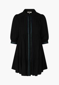 Zwarte jurk met een kraag, korte puffmouwen en een knoopsluiting aan de voorkant. Heeft een turquoise zigzagpatroon langs de knoopsluiting. Losse pasvorm.
