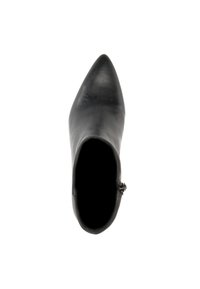 Botte chelsea en cuir noir avec un bout pointu et une texture lisse. Présente une fermeture éclair latérale et une silhouette épurée. Design minimaliste.