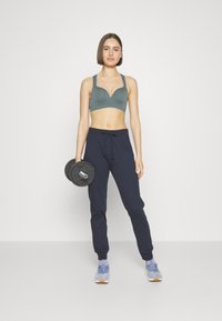 ONLY Play ONPMARTINE SEAMLESS BRA OPUS - Sportski grudnjak sa srednje jakom potporom - stormy weather