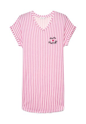 Camicia da notte a maniche corte con righe verticali rosa e bianche, scollo a V e scritta "Kiss Me Good Night" con cuore sul petto sinistro.