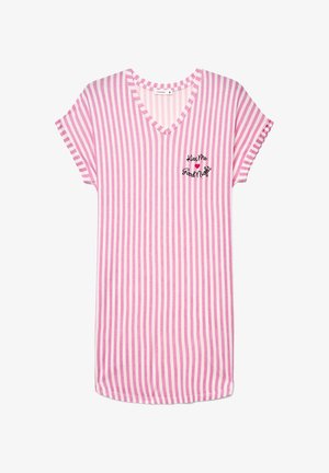 Camicia da notte a maniche corte con righe verticali rosa e bianche, scollo a V e scritta "Kiss Me Good Night" con cuore sul petto sinistro.