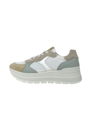 Sneaker bianca con suede beige e accenti grigio chiaro, pannelli in mesh bianco, suola spessa e lacci bianchi, vista laterale.