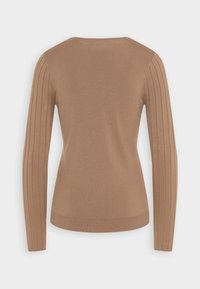 Brązowy sweter dziany z prążkowanymi detalami na rękawach, okrągłym dekoltem i dopasowanym krojem. Miękka faktura i jednolity kolor.