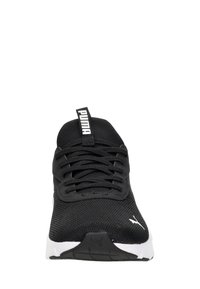 Baskets Puma noires avec tige en mesh, lacets noirs, logo Puma blanc sur le bout, semelle blanche et languette de tirage à logo sur la languette.