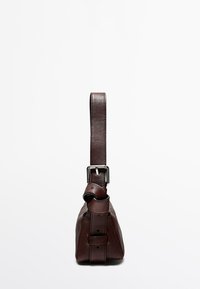 Sac en cuir marron de forme plate avec une bandoulière ajustable. Équipé d'une boucle en argent et de détails de couture subtils le long des bords.