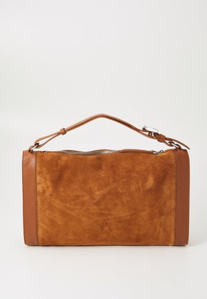 Braune Wildledertasche mit strukturierter Oberfläche, ausgestattet mit einem glatten Lederbesatz, doppelten Griffen und einem Reißverschluss oben.