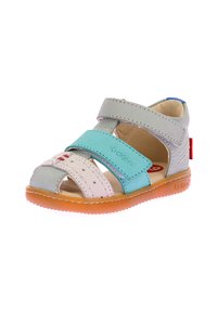 Sandalía infantil en cuero gris y aqua con punta abierta, correas de Velcro y suela de goma naranja. Presenta pequeñas perforaciones y el logotipo de la marca.