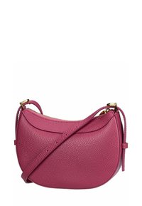 Sac bandoulière en cuir rose avec une forme incurvée, une surface texturée, des garnitures dorées et une sangle réglable. Fermeture zippée au sommet.