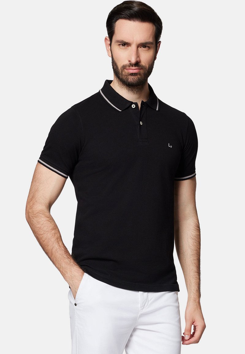 Czarna koszulka polo z zapięciem na dwa guziki, kontrastowym białym kołnierzykiem i wykończeniami rękawów, krótkimi rękawami oraz małym logo na piersi.