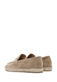 Espadrillas in suede di un beige chiaro con suole in juta intrecciata. Presentano un design slip-on e un minimo dettaglio di cuciture sulla parte superiore.
