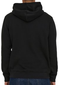 Zwarte hoodie gemaakt van zacht materiaal, met een grote capuchon, lange mouwen en een ontspannen pasvorm. De achterkant toont een eenvoudig ontwerp zonder patronen.