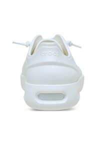 Scarpa Crocs bianca con superficie liscia e testurizzata, design arrotondato e sistema di allacciamento elastico. Presenta un logo sul tallone e fori di ventilazione.