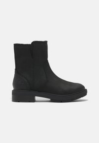 Botine negre, realizate din piele texturată, cu o căptușeală moale, având un fermoar lateral, talpă din cauciuc și un logo discret embosat pe spate.
