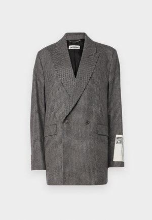 Dvojvratni blejzer v sivi houndstooth vzorcu, izdelan iz teksturirane tkanine. Ima ovratnik s žabico in dve sprednji žepu. Oznaka vidna na rokavu.