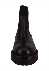 Czarny skórzany botek typu Chelsea o gładkim wykończeniu, z elastycznym bocznym panelem, zdobieniami brogue i grubą, teksturowaną podeszwą.