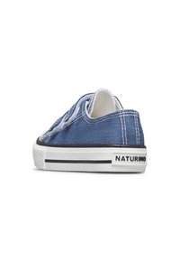 Sneaker in denim blu con lacci bianchi e suola in gomma bianca con una striscia nera. Il nome del marchio "NATURINO" è sul tallone.