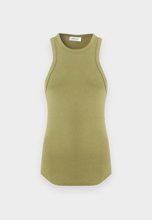 Mouwloze ribgebreide tanktop in olijfgroen met ronde halslijn en licht afgeronde zoom, plat gelegd op een witte achtergrond.