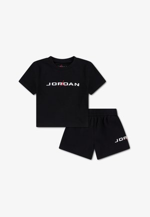 Conjunto de camiseta y pantalones cortos de algodón negro con el logo "JORDAN" en blanco centrado en la camiseta y en los pantalones cortos, con detalles en rojo en el logo.