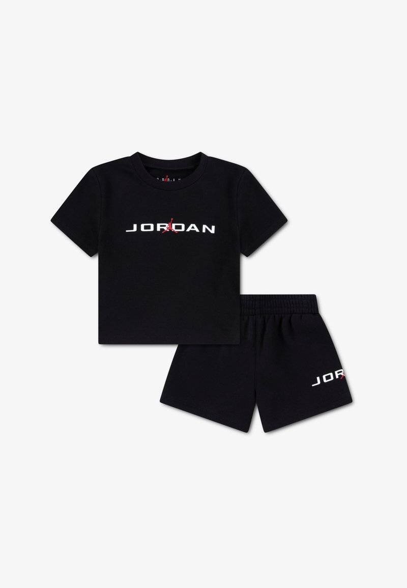 Ensemble t-shirt et short en coton noir avec un logo "JORDAN" blanc au centre et sur le short, agrémenté d'accents rouges sur le logo.