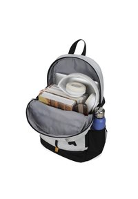 Sac à dos gris et noir, ouvert, présentant des objets à l'intérieur : des livres, des cahiers, des écouteurs et une bouteille d'eau bleue dans une poche latérale.