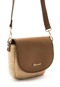 Borsa a tracolla marrone in similpelle con base intrecciata beige, accessori dorati e chiusura a pattina. Presenta un bordo cucito e una tracolla regolabile.