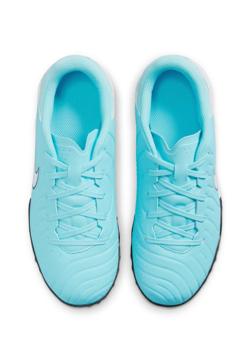 Hellblaue Sportschuhe mit strukturiertem Synthetik-Obermaterial, Schnürdesign, gepolstertem Kragen und schwarzer Gummisohle.