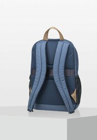 Marineblauwe rugzak met gaaspadding, verstelbare banden en een handvat aan de bovenkant. Beschikt over een gladde textuur en zijvakken, accenten met tan details.